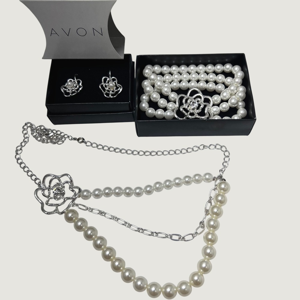 Avon Floral Bloom Pearlesque Jewelry Set Necklace Bracelet Earrings Silver White